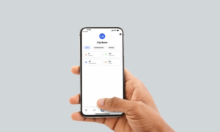 Uma mão segurando um smartphone que apresenta um ecrã de perfil com o nome "Lily Bunn", com secções para Objectivos, Realizações e Atividade.