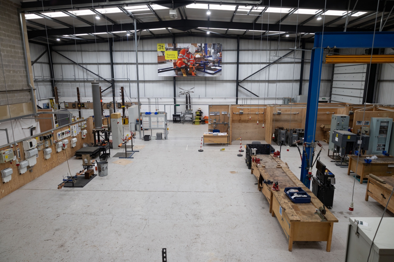 Fotografia interna do edifício com equipamento de treino de utilidades