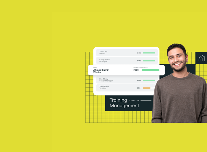 شخص مبتسم يقف أمام مخطط لإدارة التدريب على خلفية صفراء اللون، يُظهر نسباً مئوية مختلفة لإكمال التدريب لمختلف الأفراد.