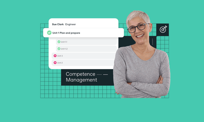 شخص مبتسم ذو شعر رمادي قصير يرتدي قميصاً رمادياً بأكمام طويلة ويقف بجوار قائمة بعنوان "إدارة الكفاءة" مع علامات اختيار الإنجاز.