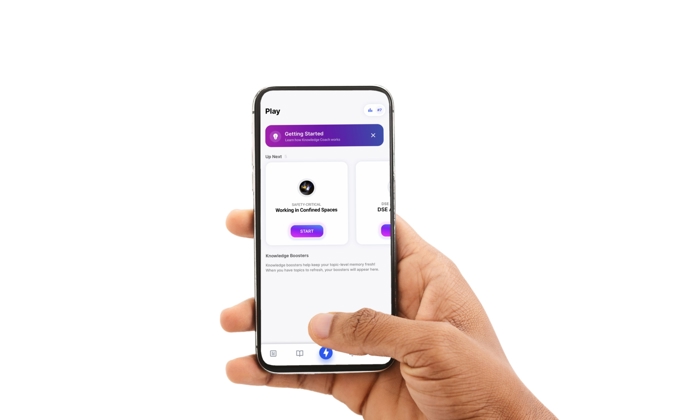 يد ممسكة بهاتف ذكي يعرض واجهة تطبيق مع خيارات "البدء" و"مساحات التسجيل في مساحة العمل".