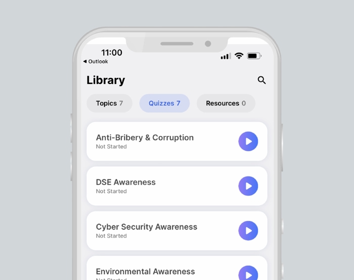 O ecrã de um smartphone mostra a secção "Library" (Biblioteca) de uma aplicação com o separador "Quizzes" (Testes) selecionado, que apresenta vários títulos de testes, incluindo Anti-Bribery & Corruption (Anti-suborno e Corrupção), DSE Awareness (Sensibilização para o DSE) e Cyber Security Awareness (Sensibilização para a Cibersegurança).