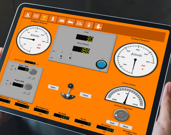 Grande plano de uma pessoa segurando um tablet que apresenta um painel de controlo com vários manómetros, mostradores e indicadores para monitorizar e ajustar a pressão do tubo de queda, a pressão de fundição e a posição do estrangulador.