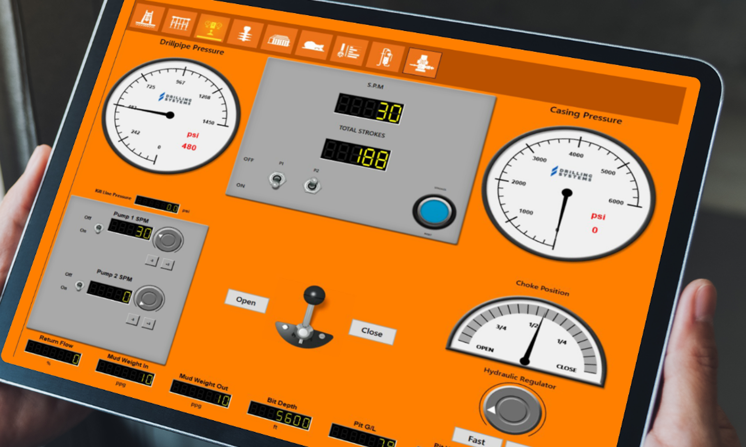 صورة مقربة لشخص يحمل جهازًا لوحيًا يعرض لوحة تحكم مزودة بمقاييس وأقراص ومؤشرات مختلفة لمراقبة وضبط ضغط خط التنقيط وضغط الصب وموضع الخنق.
