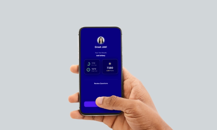 Uma pessoa segura um smartphone que apresenta um ecrã de sucesso de uma aplicação, mostrando os resultados dos testes, os pontos alcançados e uma opção para rever as perguntas contra um fundo azul.