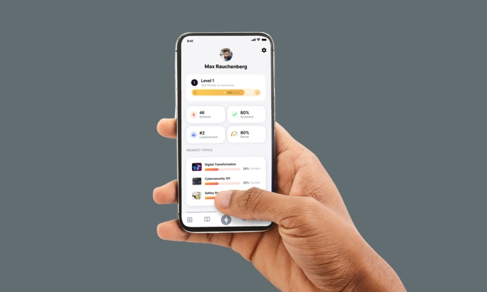Uma pessoa segura um smartphone que apresenta um ecrã de perfil de uma aplicação com estatísticas do utilizador, como o nível, o progresso em percentagem e os tópicos recentes.