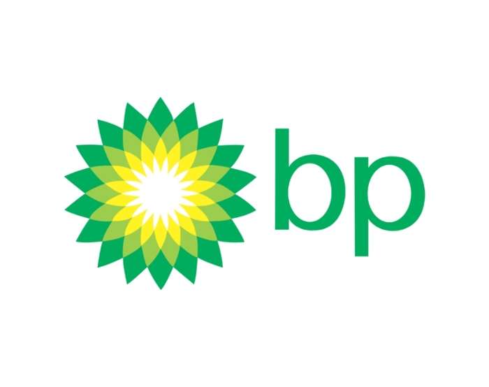 شعار شركة BP يتميز بتصميم أشعة الشمس باللونين الأخضر والأصفر بجانب الأحرف الصغيرة "bp" باللون الأخضر.