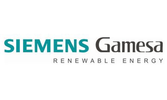 Logótipo da Siemens Gamesa Renewable Energy com o nome da empresa em azul-petróleo e texto a preto sobre um fundo branco.